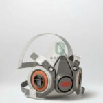 3M 6000 Medium – Επαναχρησιμοποιούμενη μάσκα προστασίας με διπλό φίλτρο, άνετη και ασφαλής για ψεκασμούς, βαφές και επαγγελματική χρήση. Συμβατή με φίλτρα 3M σειράς 2000–6000.